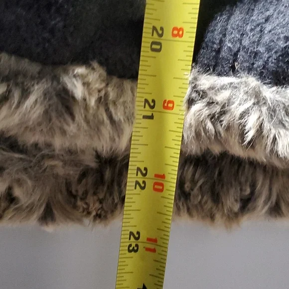 Fjall Wool Blend Faux Fur Vest Womens Size Med Reversible Fuzzy Qarm - Picture 10 of 10